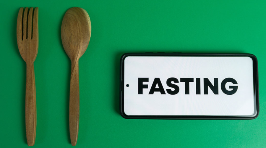 Puasa Tapi Tetap Harus Kerja? Ini Cara Banyak Orang “Bertahan Hidup” di Bulan Ramadan